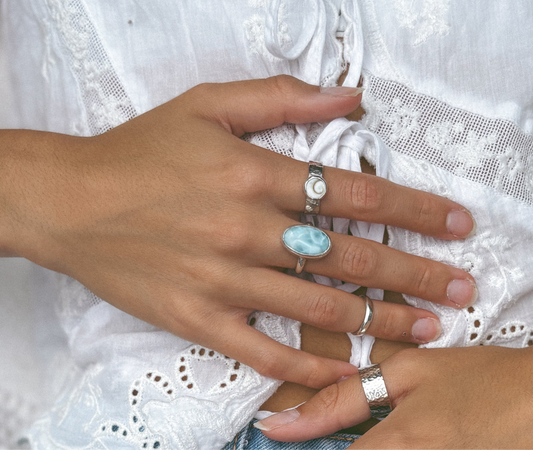Shiva shell on textured band