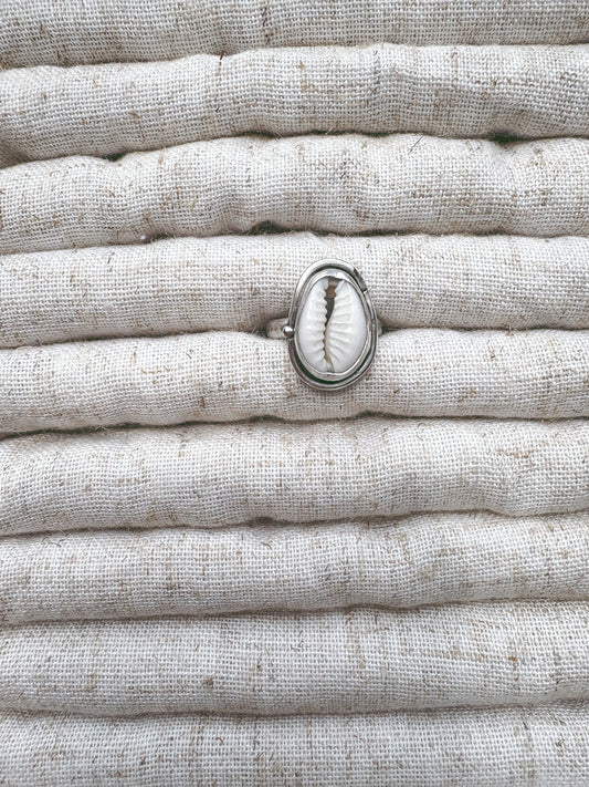 Cowrie ring with detailing